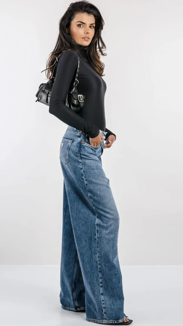 Nowości nowości 🤩 
Body: @guess 
Jeansy: @guess 
Torebka: @misssixty 
Klapki: @pinkoofficial