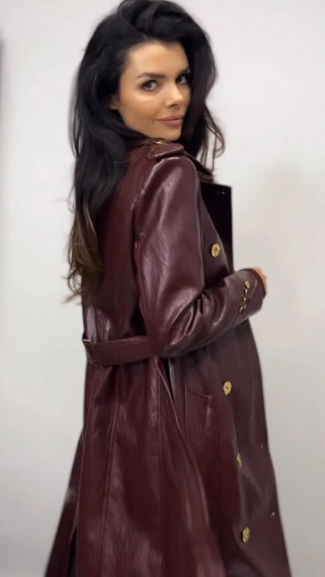 🫶🏽 Trench z miękkiej skóry marki @elisabettafranchi w pięknym burgundowym kolorze poleca się na chłodne dni!🍂

#trench #płaszcz #elisabettafranchi
