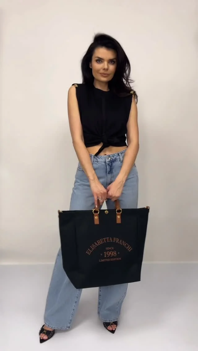 ☀️Piękne stylizacje na lato z marką Elisabetta Franchi✨ T-shirt w dwóch kolorach z wiązaniem, podszytymi poduszkami i logowanymi blaszkami🤩 Do tego te wyjątkowe bermudy logowane na kieszeni i z zamkami po bokach 😍
Do obu stylizacji założone zostały klapki również od Elisabetty Franchi 🫶🏽 
Który kolor t-shirtu wybierasz ?